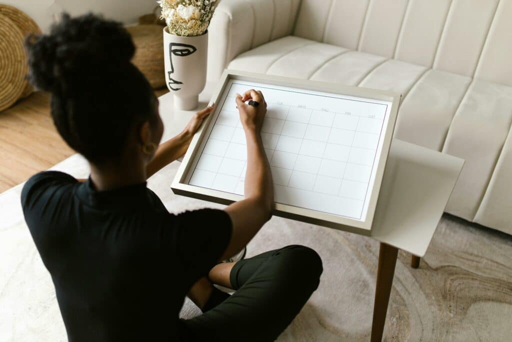 Praticienne bien-être planifiant ses premiers rendez-vous clients