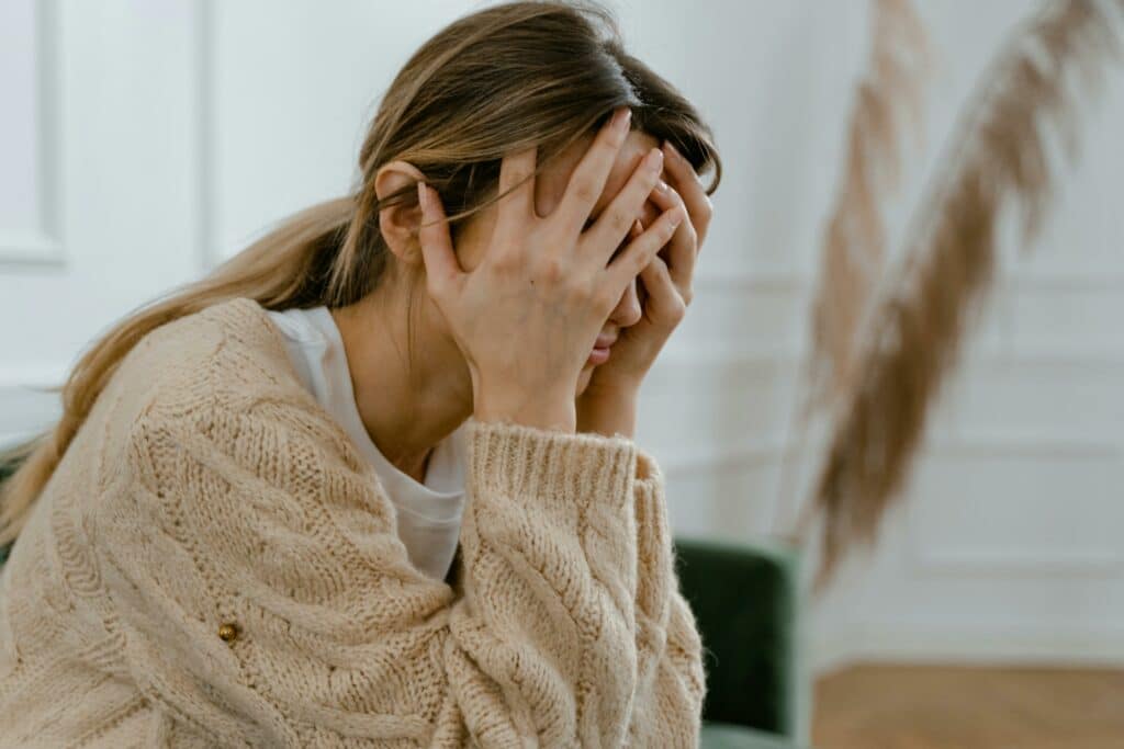 Femme en introspection après une remarque difficile à la suite d’un massage bien-être