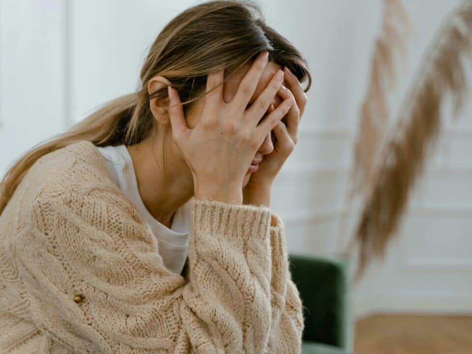 Femme en introspection après une remarque difficile à la suite d’un massage bien-être