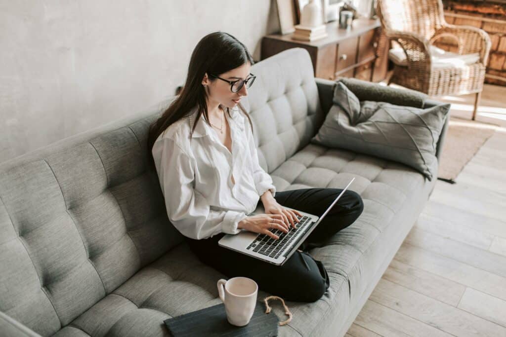 Praticienne bien-être organisant ses rendez-vous en ligne depuis chez elle