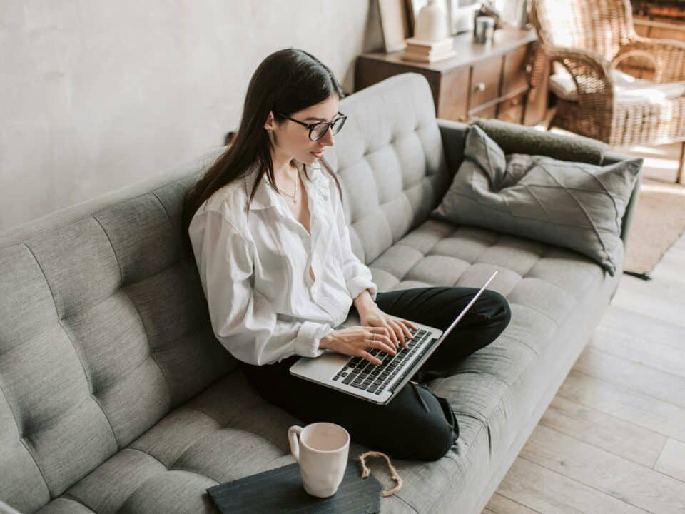 Praticienne bien-être organisant ses rendez-vous en ligne depuis chez elle