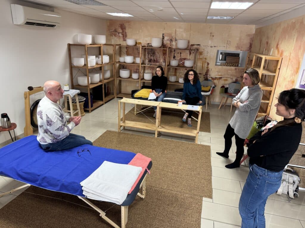 Photo durant la formation massage aux bols tibétains à munster