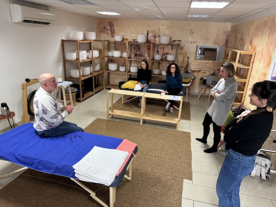 Photo durant la formation massage aux bols tibétains à munster