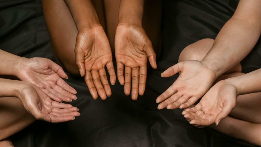 Photos de plusieurs mains représentants collaboration massage, partenariat bien-être, réseau praticiens