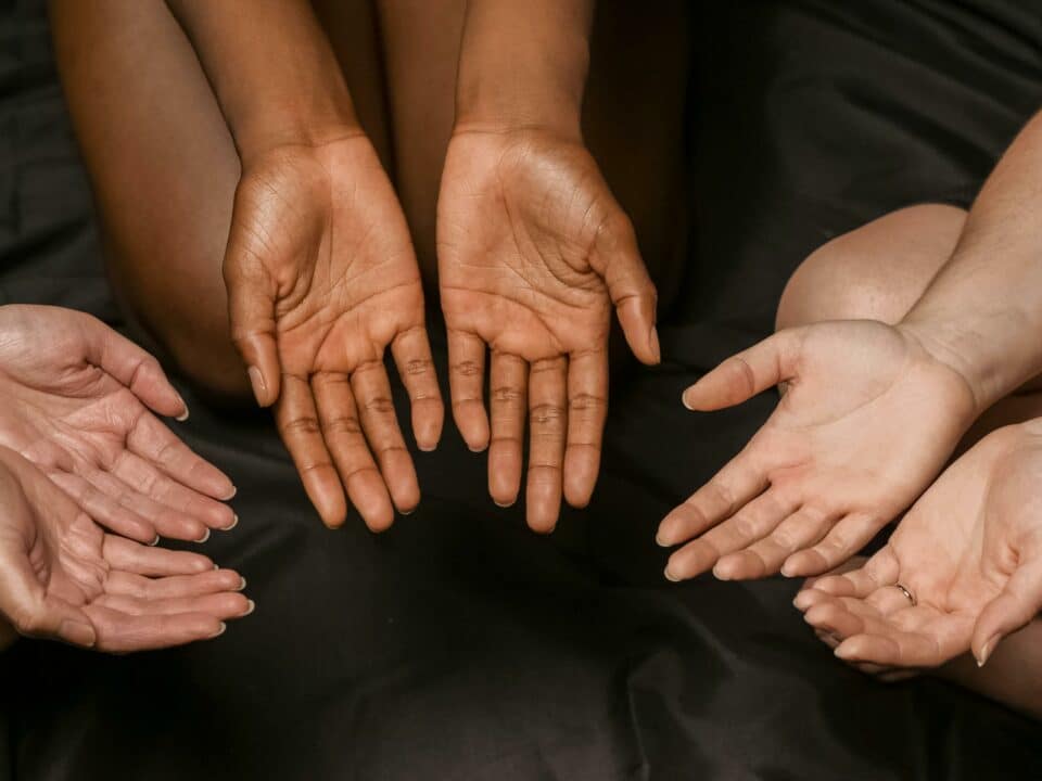 Photos de plusieurs mains représentants collaboration massage, partenariat bien-être, réseau praticiens