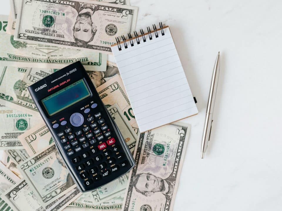 Comment financer ma formation ? Billets symbolisant le financement d’une formation massage bien-être chez Shizen School