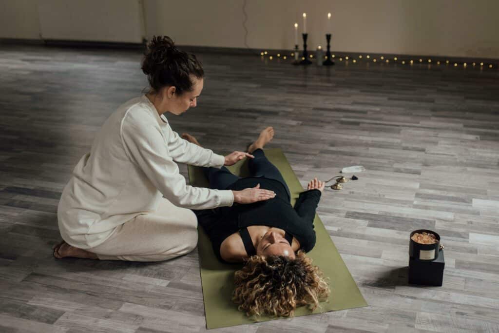 Massage en pleine conscience - praticienne offrant un soin de relaxation avec présence et respiration