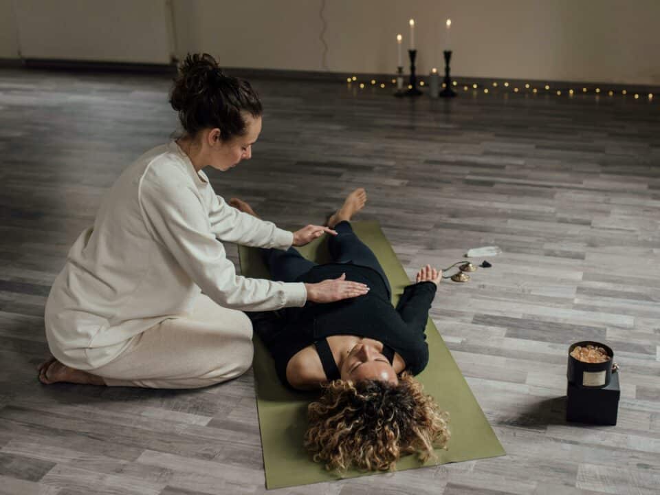 Massage en pleine conscience - praticienne offrant un soin de relaxation avec présence et respiration