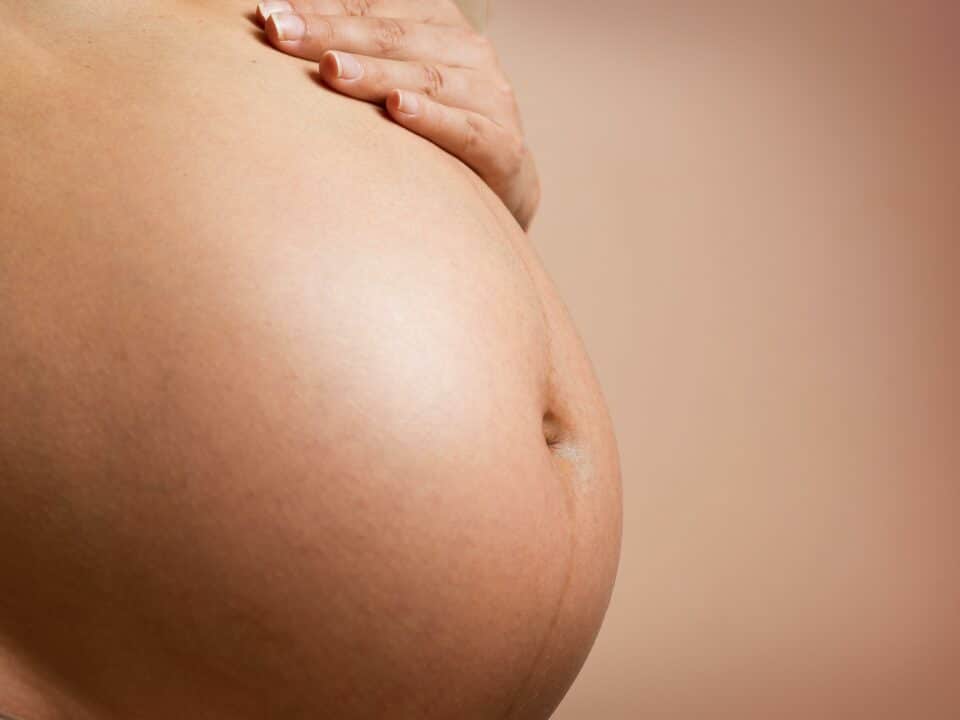 Cycles de vie - Femme enceinte recevant un massage prénatal Taimabhyanga pour détente et bien-être