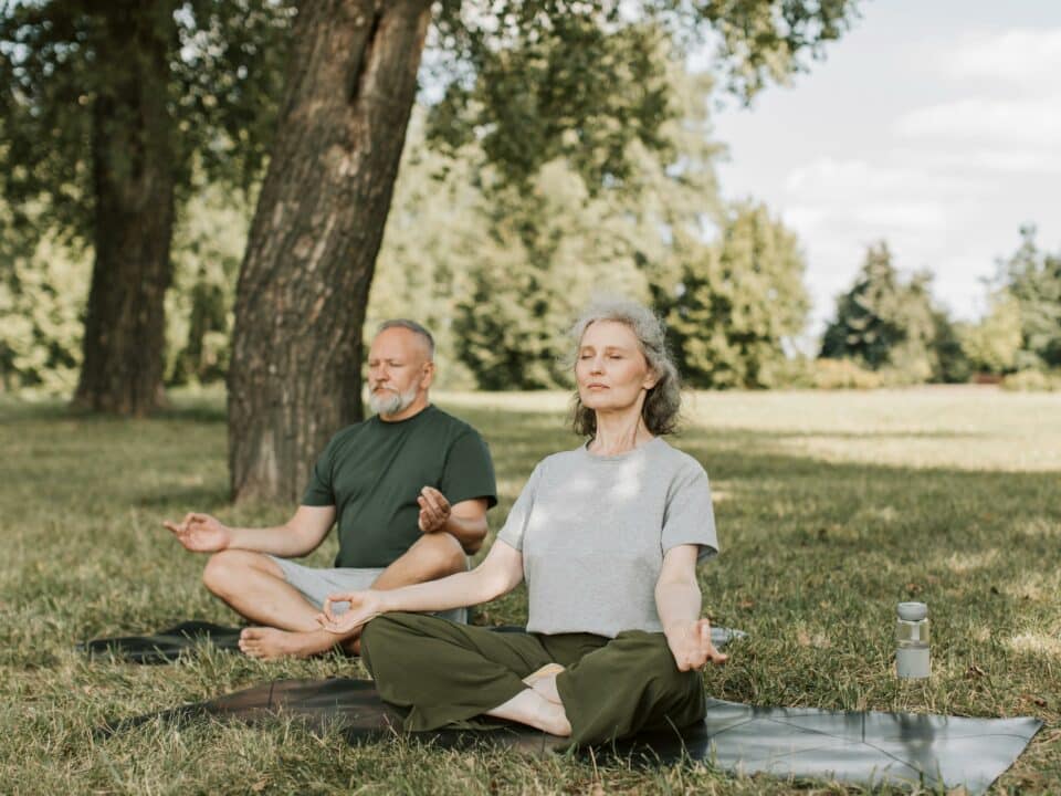Couple pratiquant la respiration consciente et la méditation en plein air - bienfaits pour le massage et le bien-être