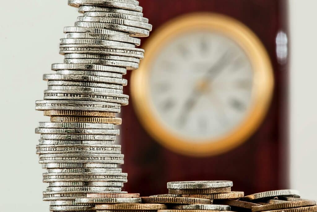 Pile de pièces symbolisant le financement et la gestion du temps des formations professionnelles libérales – FIF PL 2025 Shizen School