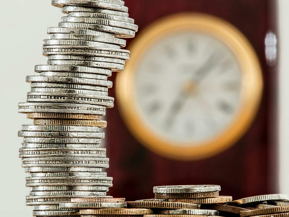 Pile de pièces symbolisant le financement et la gestion du temps des formations professionnelles libérales – FIF PL 2025 Shizen School