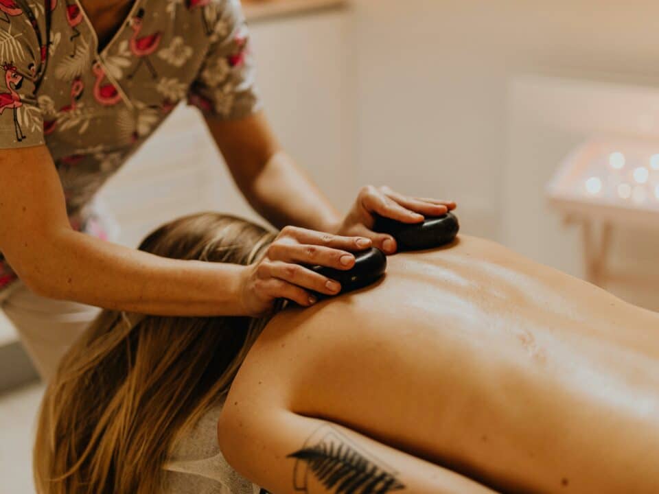 Photo représentant un massage aux pierres chaudes