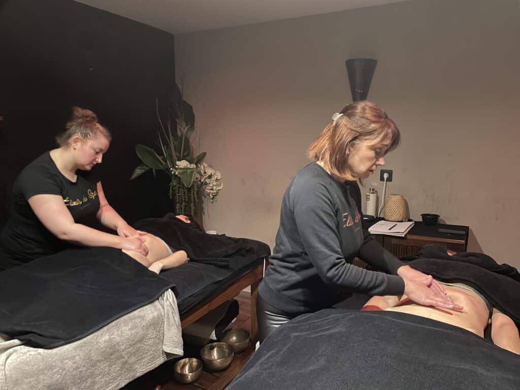 📐 Règles HTML / Design – Articles Blog Shizen 🧱 Structure générale Utiliser une largeur max : max-width: 1620px Centrer le contenu : margin: 40px auto; padding: 0 20px; ❌ NE PAS entourer tout l’article d’un bloc blanc ❌ NE PAS utiliser de “card globale” avec ombre 👉 Le rendu doit être aéré, naturel, comme du texte natif du site 🎨 Encarts (très important) Règles générales Toujours utiliser : fond uni (pas de dégradé) bord arrondi léger (border-radius ~12–14px) bord gauche coloré Style inspiré du site Shizen 🟤 À retenir background: #efe4d7; border-left: 5px solid #b5793c; border-radius: 14px; 🟡 Conseil background: #efe7cf; border-left: 5px solid #d8af1d; border-radius: 14px; 🔵 Exemple concret background: #e6eef7; border-left: 5px solid #2680c2; border-radius: 14px; 🟠 Important background: #f2e8de; border-left: 5px solid #b68c52; border-radius: 14px; 🚫 Interdictions importantes ❌ Pas de dégradé ❌ Pas d’ombre ❌ Pas de gros encadré global ❌ Pas de conclusion dans un bloc ❌ Pas de design “card moderne” 👉 Le style doit rester : éditorial / blog / naturel / lisible 🧭 Sommaire Simple liste <ol> Pas d’encadré lourd Liens en couleur : color: #8e6d3f; 🧩 Sections Titres en : font-size: 36px Structure : 1) Titre 2) Titre 3) Titre Paragraphes courts (lisibilité mobile) 📦 Cas concrets Pas de box fermée Style léger Badge : background: #f1e7d7; border-radius: 999px; ❓ FAQ (TRÈS IMPORTANT) Format obligatoire : Utiliser : <details> <summary>Question</summary> Réponse </details> Style : Pas de fond Texte gris Espacement simple Style minimaliste 👉 Doit ressembler à : liste déroulante naturelle (comme ton screenshot) 🧾 Conclusion ❌ PAS d’encadré ❌ PAS de fond Texte simple + lien 📸 Images Emplacement simple Style léger : border: 1px dashed #d8ccbb; background: #f6f1e8; border-radius: 10px; 🧠 Philosophie globale (TRÈS IMPORTANT) Le rendu doit être : fluide naturel éditorial doux professionnel mais pas “design” 👉 On doit avoir l’impression que : le contenu respire, pas qu’il est enfermé dans des blocs ⚠️ Règle ultime 👉 Si hésitation : faire plus simple, jamais plus design 🧠 Évaluation de ces règles Pertinence : 20/20 Clarté : 19/20 Utilisabilité GPT : 20/20 Si tu veux, je peux te Formation Chi Nei Tsang en spa : apprentissage en conditions réelles à Elixir du Spa