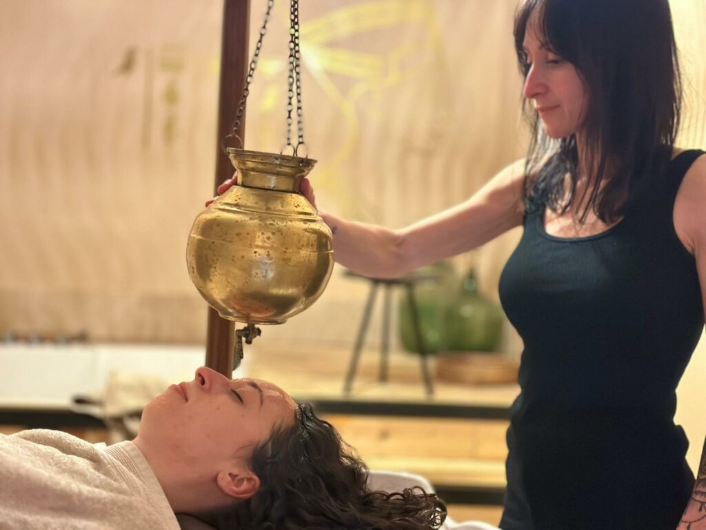 Formation Shirodhara en Bretagne : soin ayurvédique et présence